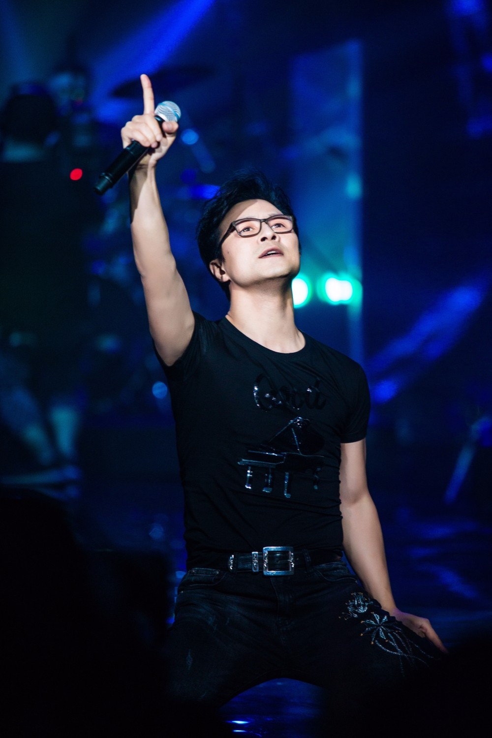 man》,《所有人都在玩手机》,《的青春》随着汪峰在《歌手》舞台上的