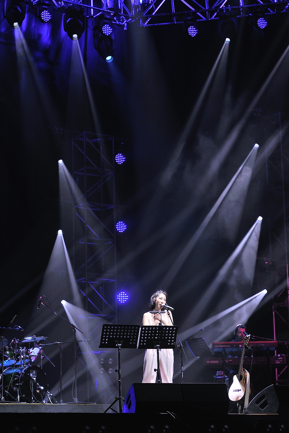 王若琳演唱会京沪暖心开唱 翻唱经典韵味十足