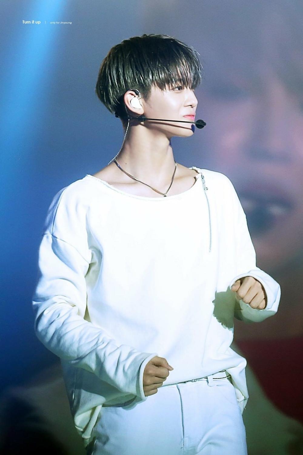 韩网票选最美锁骨6大男星防弹柾国wannaone裴珍映榜上有名