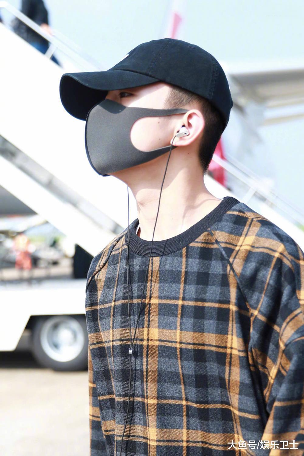 易烊千玺启程回国为遮寸头由鸭舌帽改渔夫帽, 两鬓头发超短显硬气