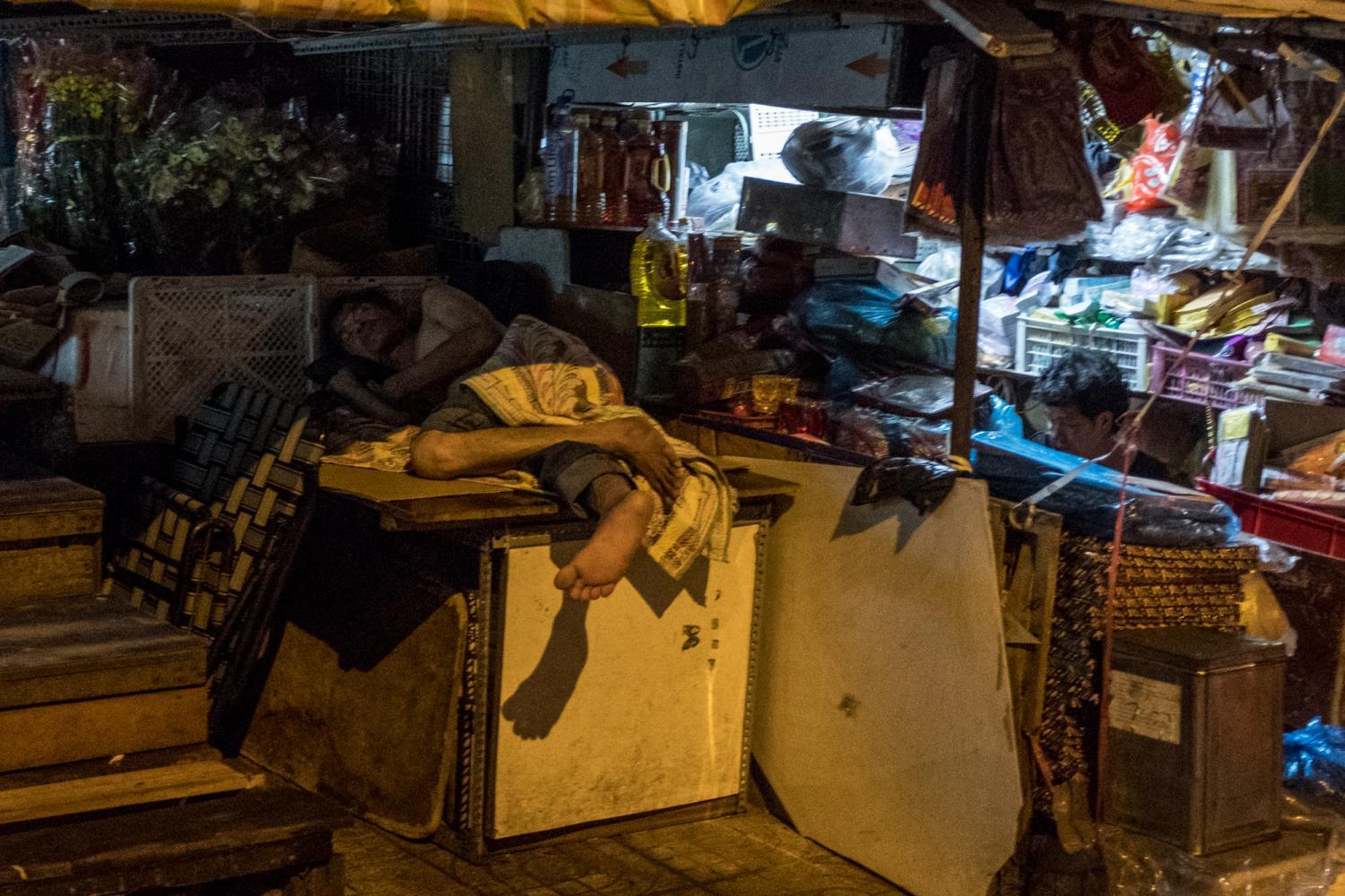 东方巴黎——越南胡志明的夜晚,一边是纸醉灯谜,一边是艰难生活