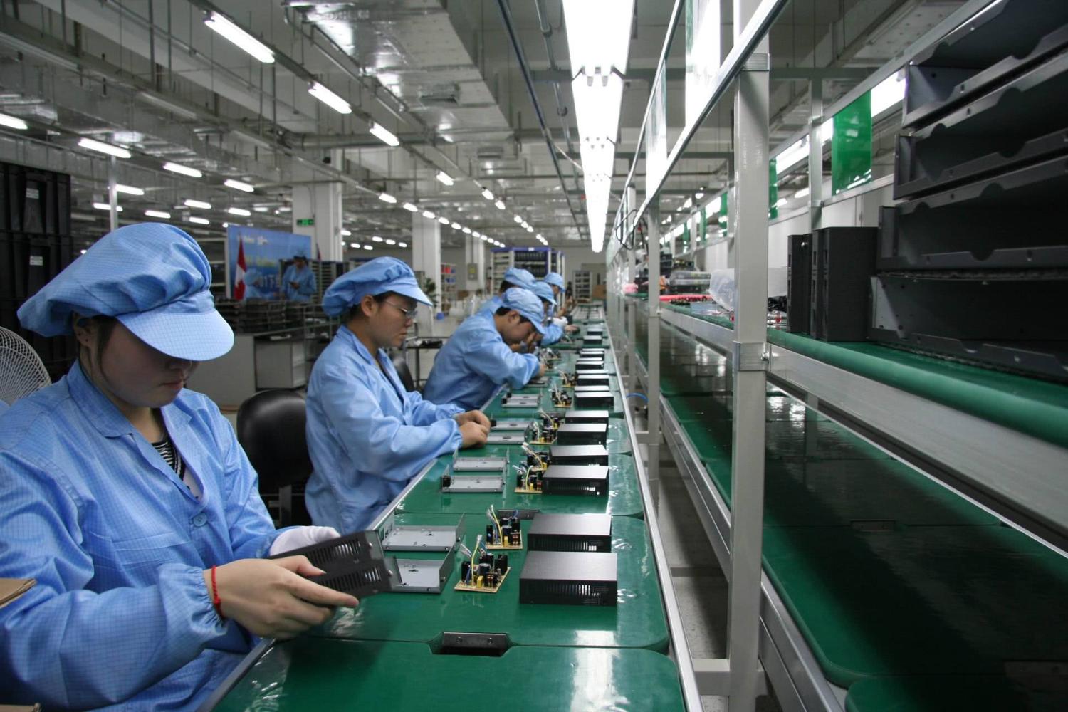 老靳就在这样一家工厂上班.