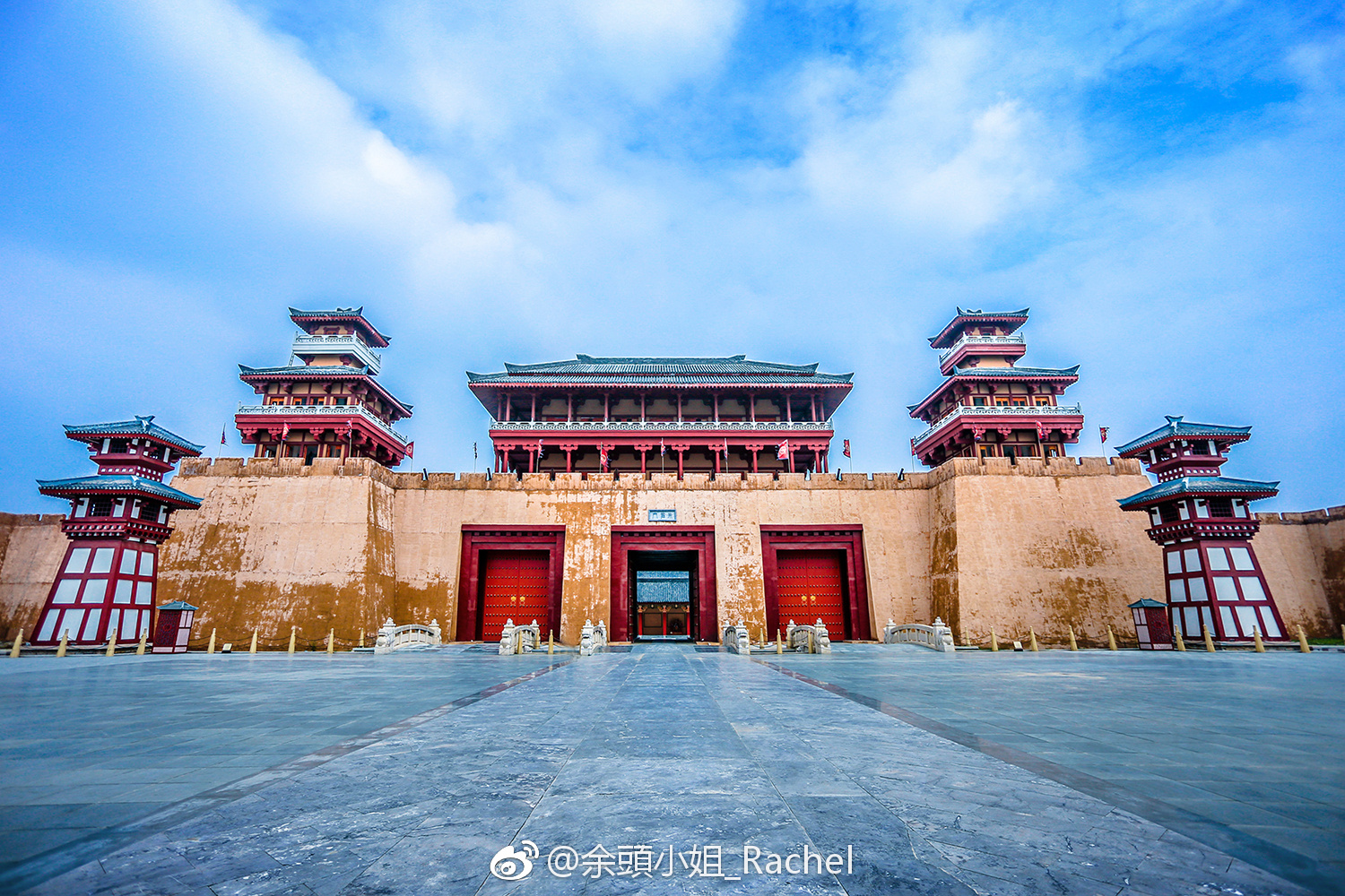 这座集汉代建筑精华与古典园林景观为一体的大型复古建筑群,仿佛让我