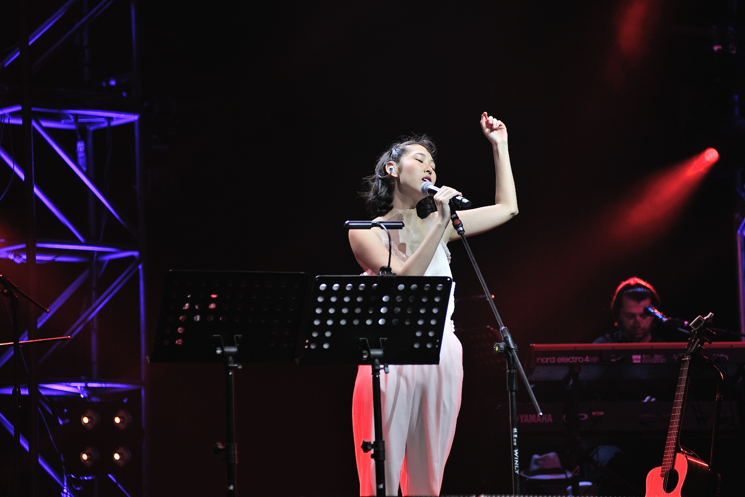 王若琳演唱会京沪暖心开唱 翻唱经典韵味十足