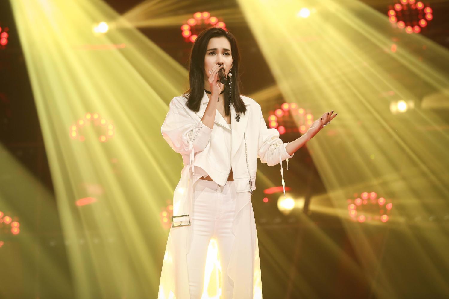 卢靖姗穿裙子录节目当众摔倒,露出这个部位,主持人的表情亮了