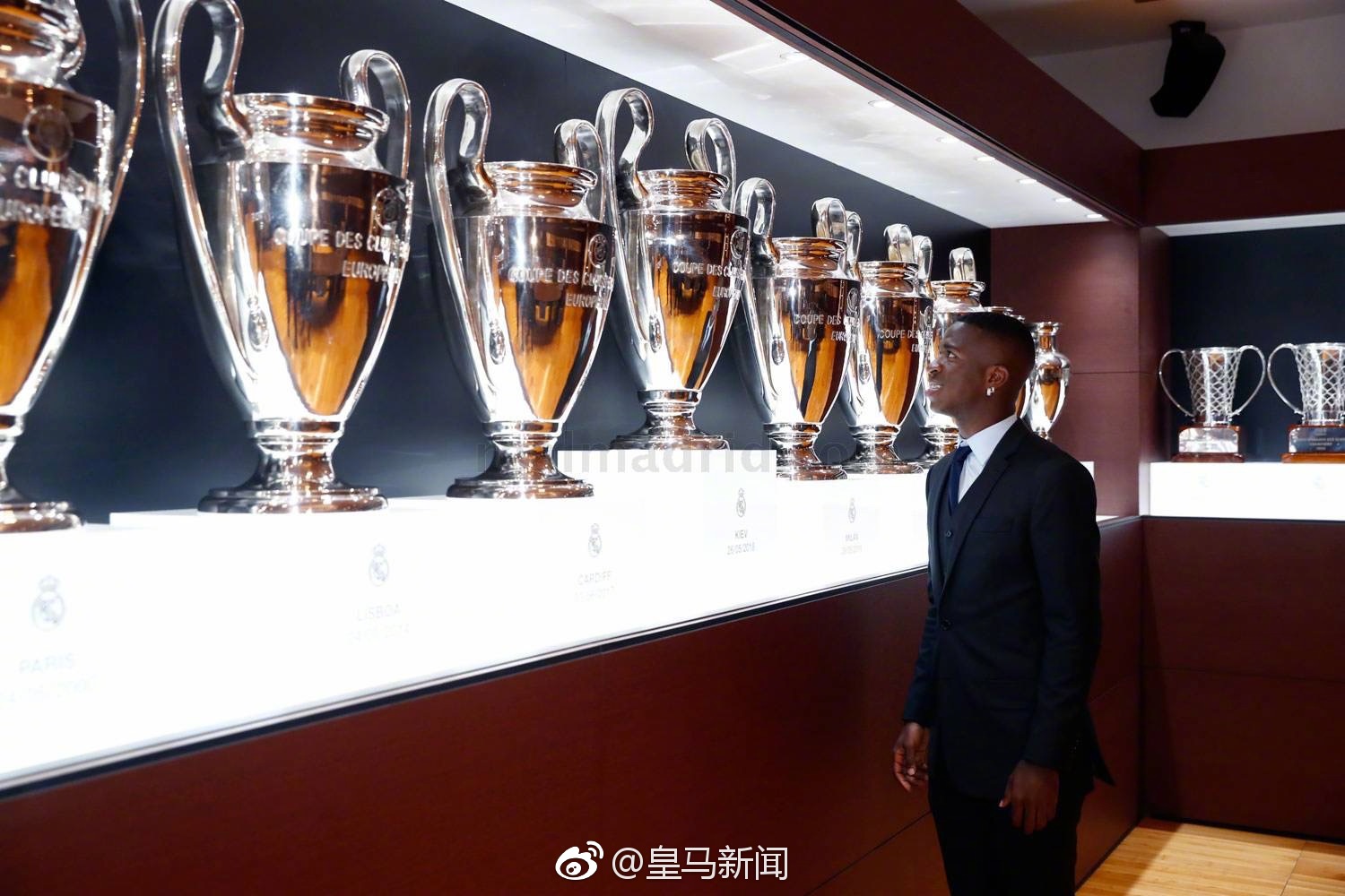 "为你写诗"弟弟参观了皇马的荣誉室,加油吧骚年