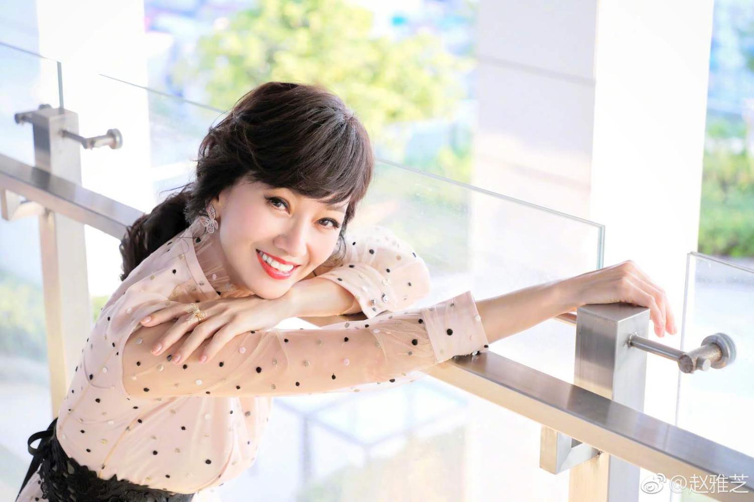 收工享受休闲时光, 冻龄女神63岁依然那么美