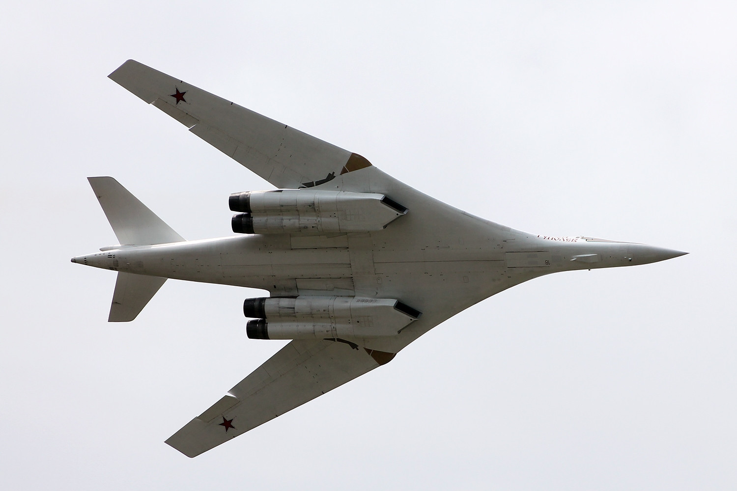 图160型战略轰炸机是俄罗斯空天军目前最为先进的战略轰炸机了