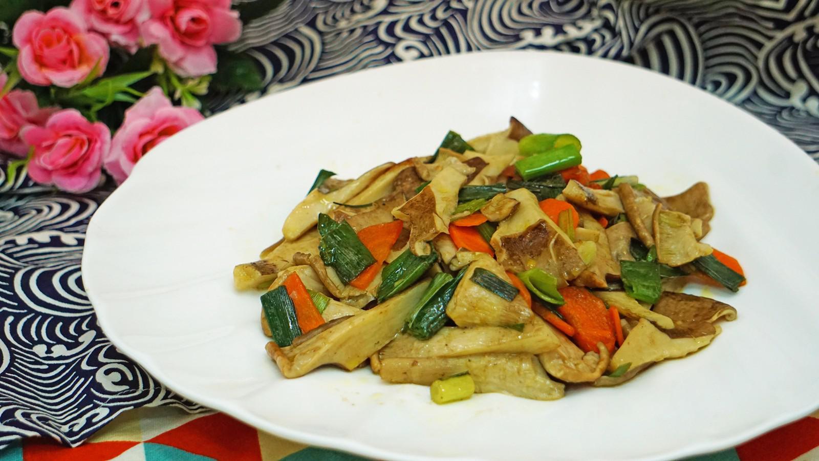 大厨教你做猪肚菇炒肉片,口感清脆,营养丰富