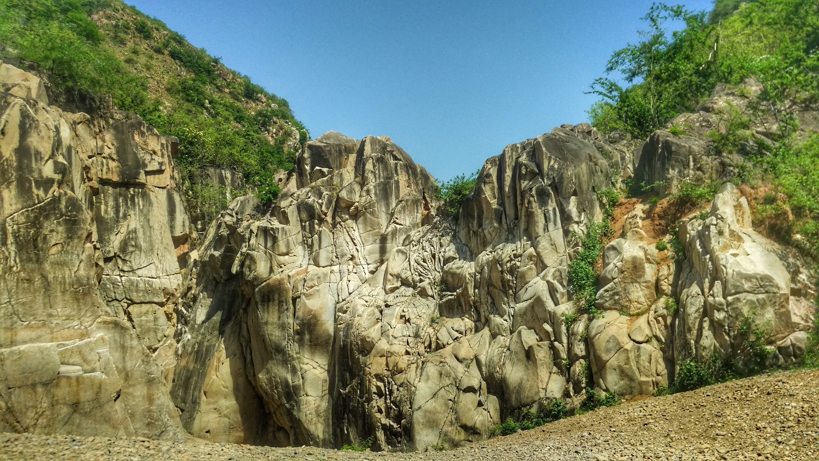 陕西省乾县八景之一的龙岩寺景区实拍,美不胜收!