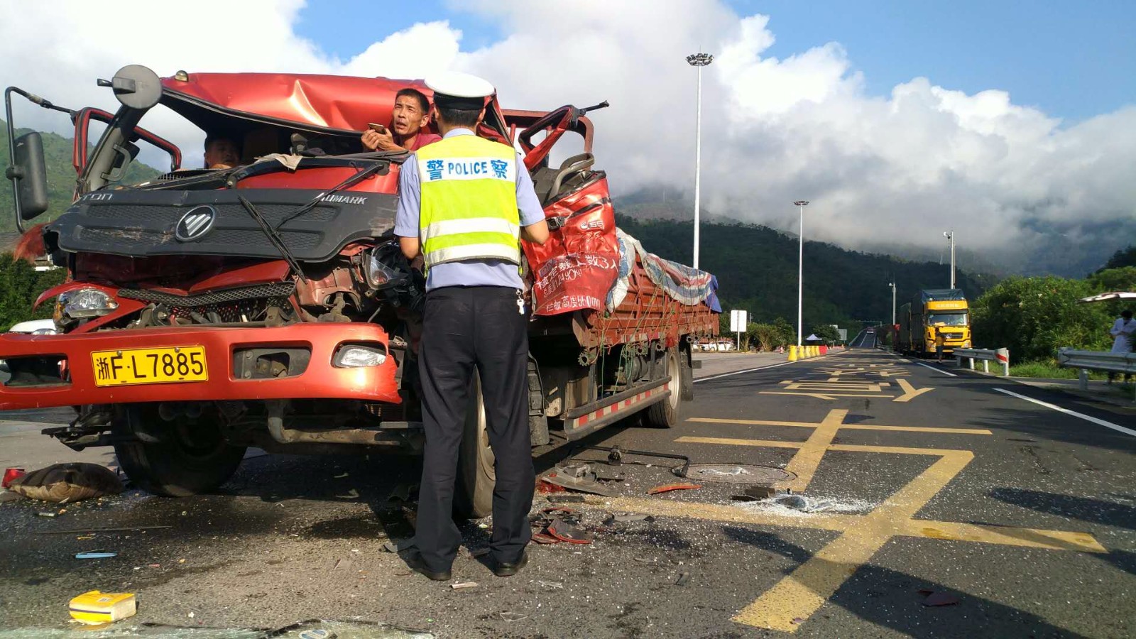 刹车失灵致惊险追尾 两人受伤被困车内|永嘉|姜辉|服务区_新浪新闻