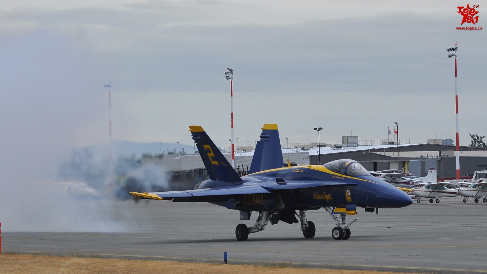 美国海军的蓝天使飞行表演队,使用的是f/a-18超级大黄蜂战斗机