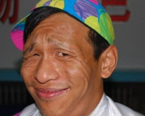 宋小宝,得益于其夸张的表情,搞笑的动作,在娱乐节目中频繁亮相.