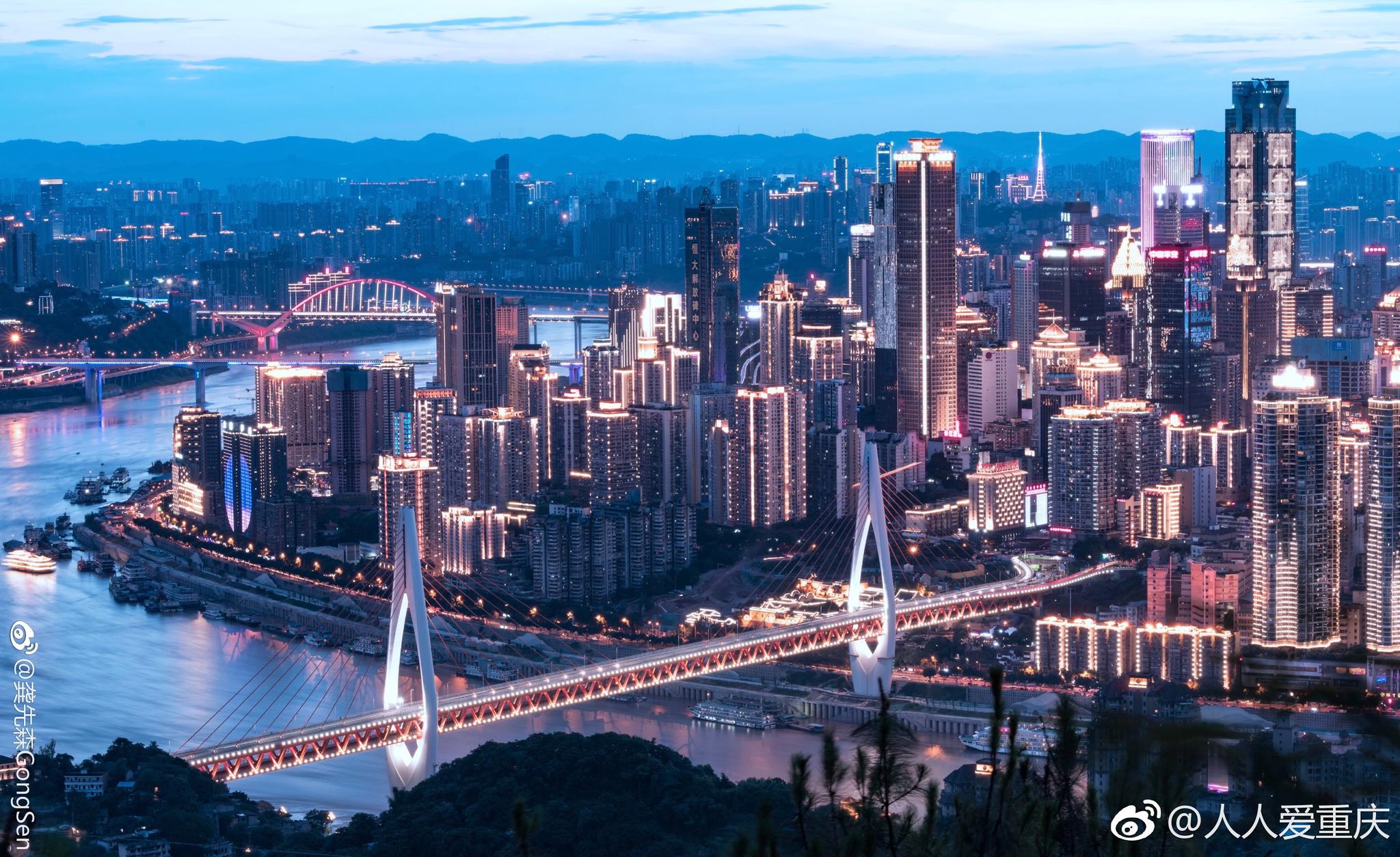 入夏重庆也变得热辣起来于高处观车水马龙璀璨霓虹