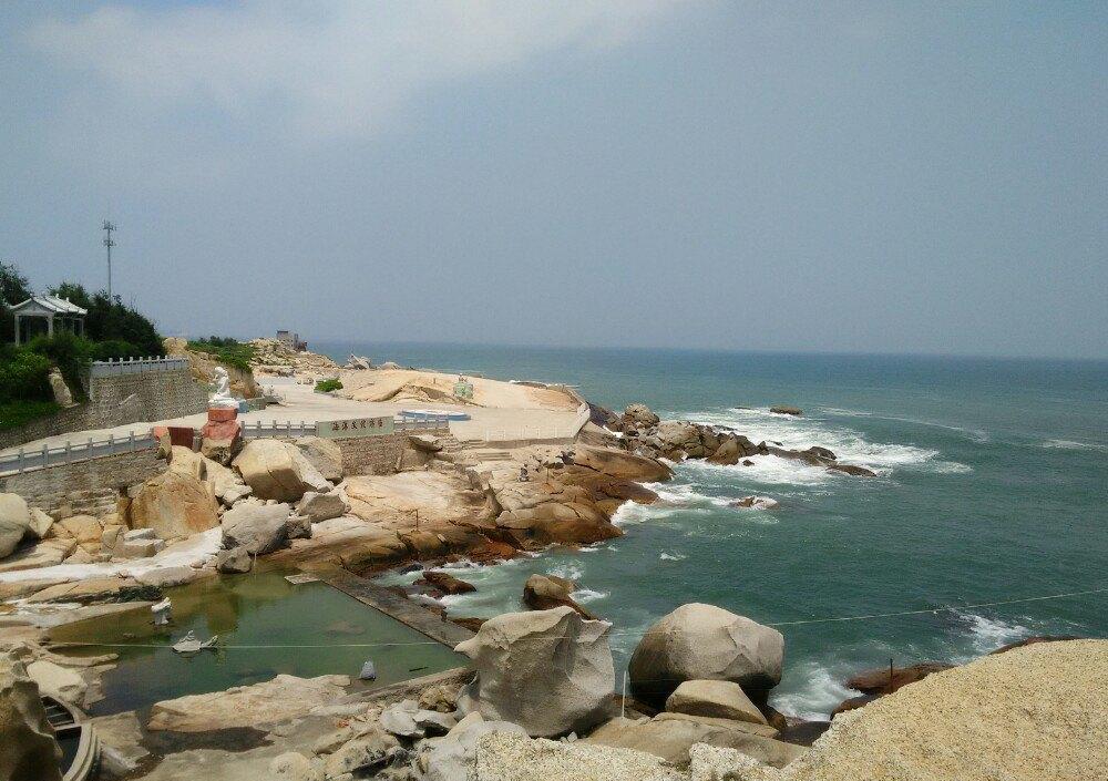 汕尾有一处半岛, 名胜古迹众多, 是汕尾最著名的滨海旅游区之一