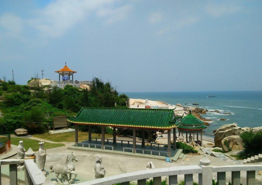 汕尾有一处半岛, 名胜古迹众多, 是汕尾最著名的滨海旅游区之一