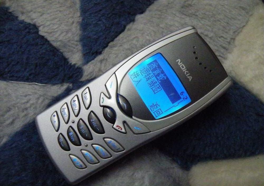 四,2001年,诺基亚8250都是8210的升级版,,8250开始了蓝屏之旅.