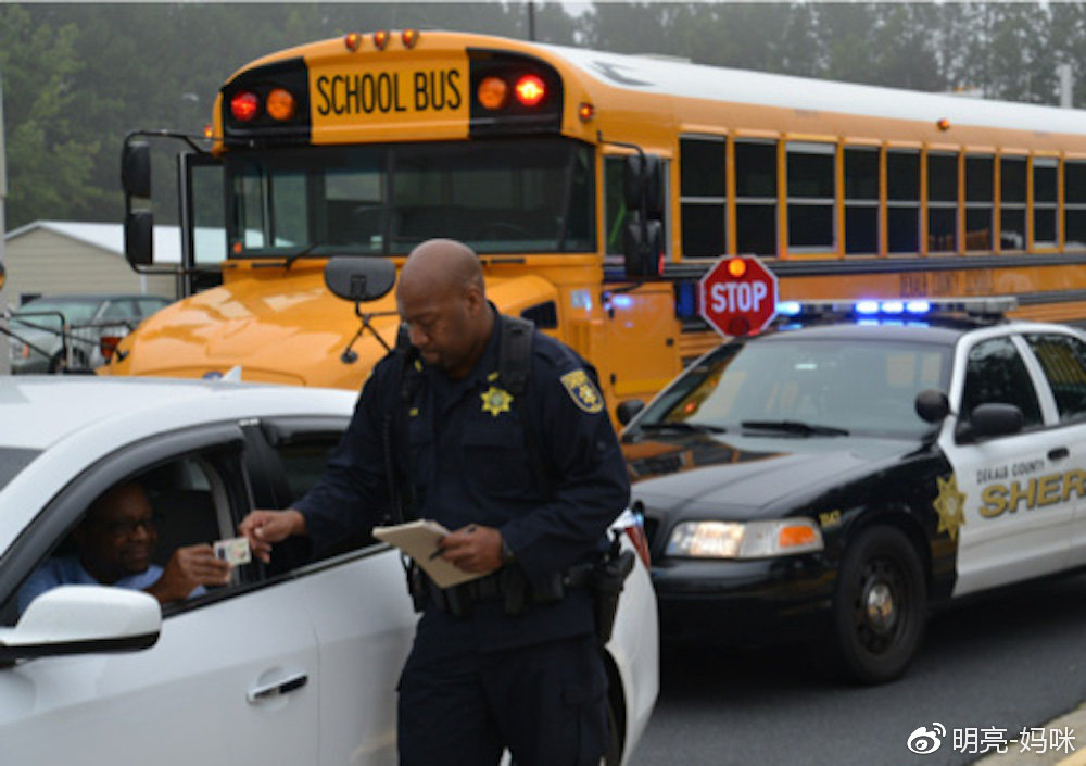 校区领导,学校校长,按理说,应该是校车司机的直接领导吧?