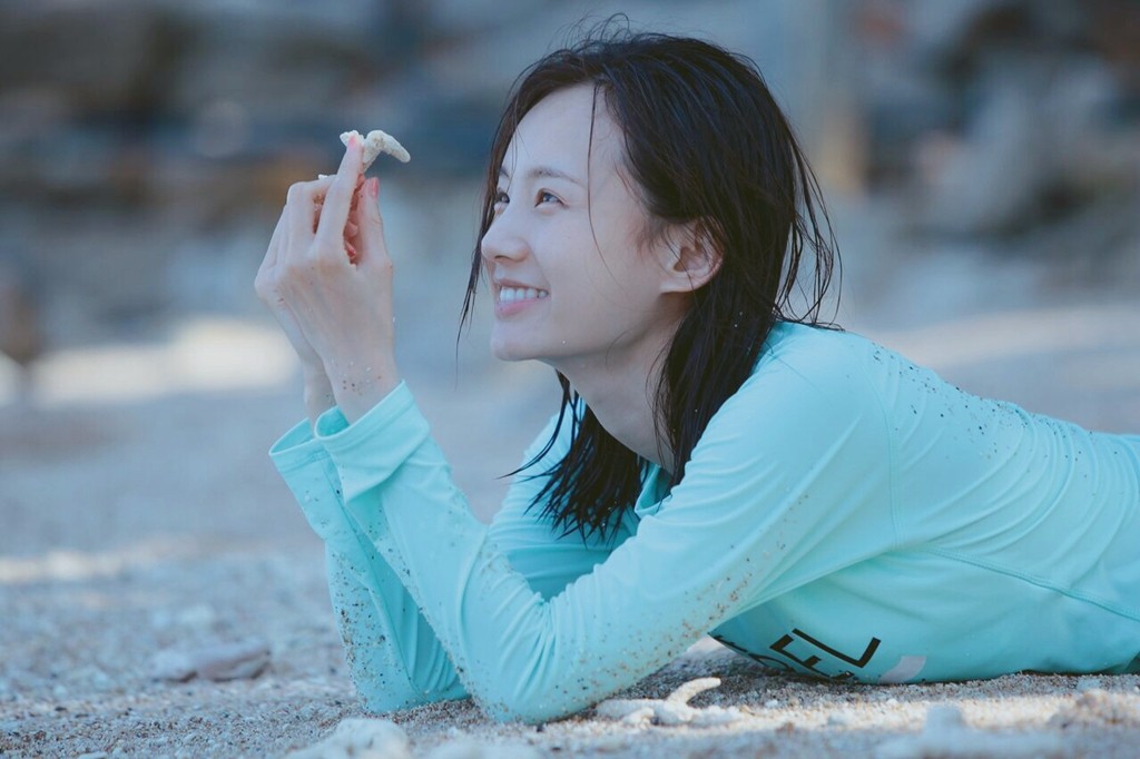 李一桐海岛度假照 素颜少女感爆棚惹人大赞