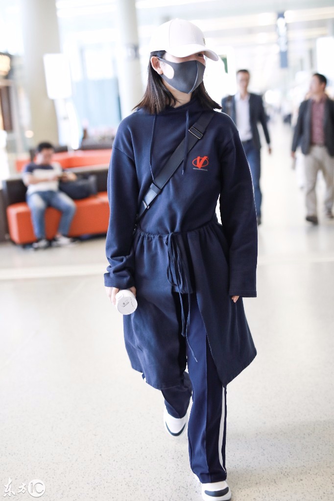 谢娜戴口罩穿卫衣搭配运动裤现身机场遮捂严实,拿相机互拍好调皮