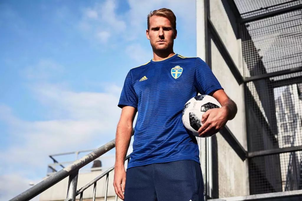 世界杯史上最好看球衣出炉!梅西、厄齐尔试穿