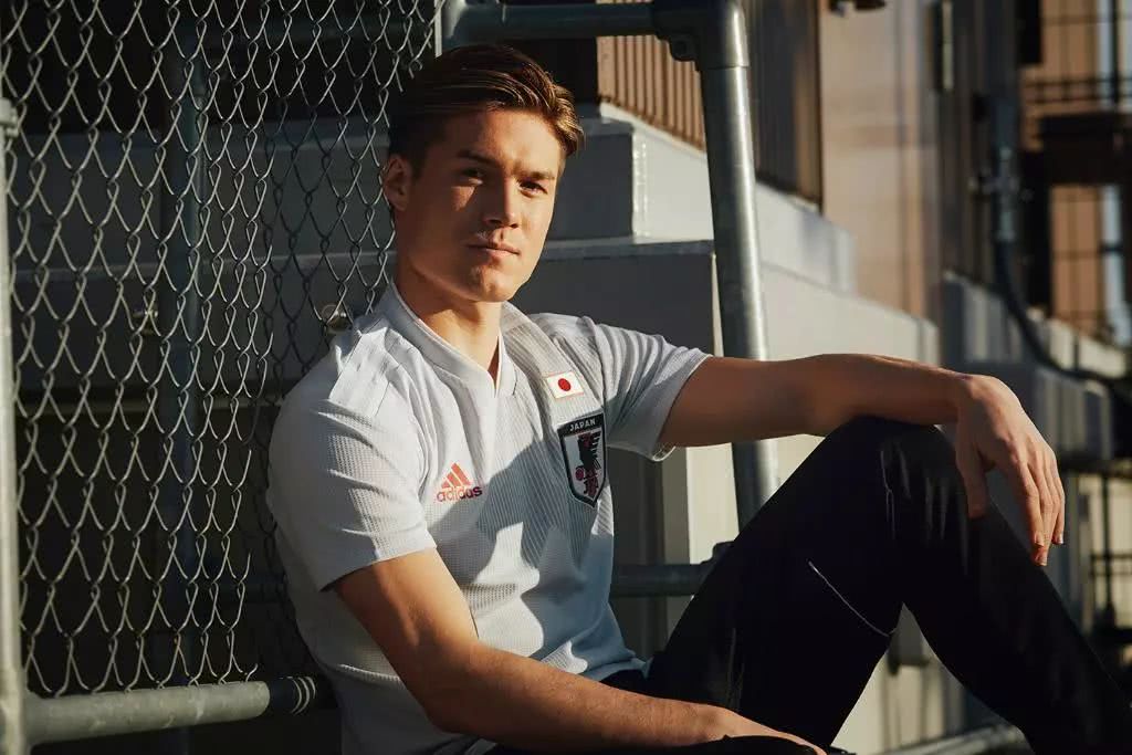 世界杯史上最好看球衣出炉!梅西、厄齐尔试穿