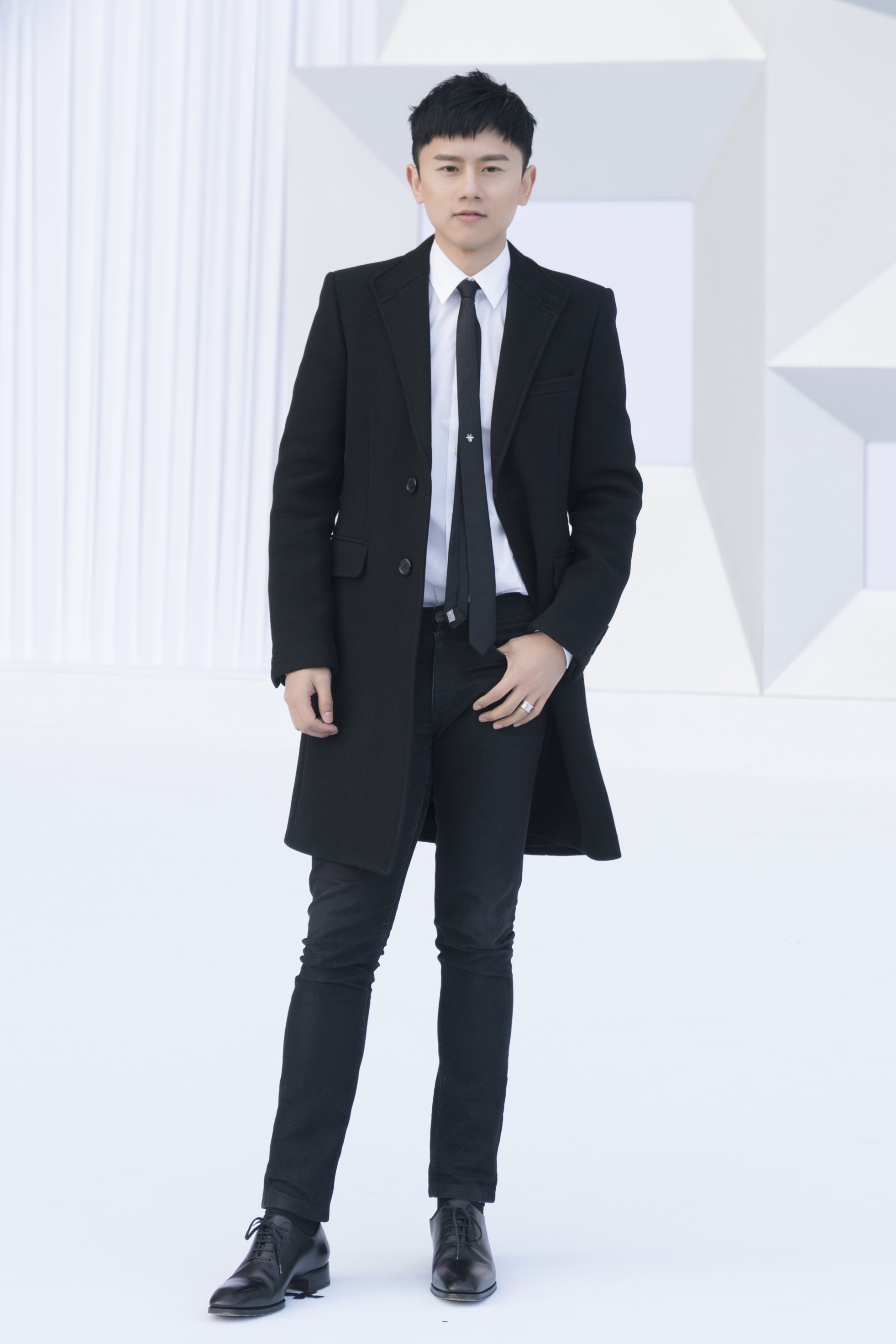 先来感受一下红毯的boss杰@张杰  新歌首唱,一会儿见