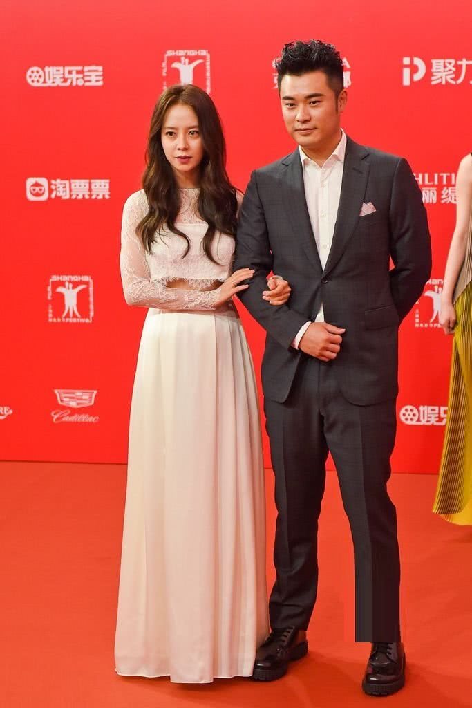 陈赫宋智孝昔日挽手照曝光,女星表情多变,网友:喜欢陈赫的成熟