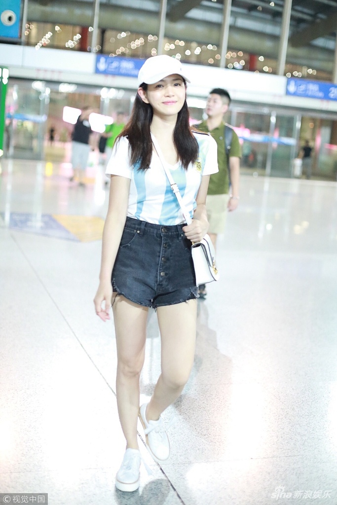 陈妍希现身机场 她身穿阿根廷队服配热裤露出纤细美腿 陈妍希现身机场 她身穿阿根廷队服配热裤露出纤细美腿