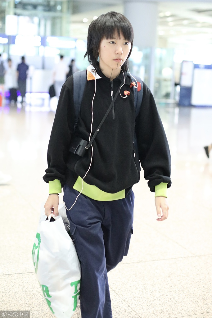 窦靖童裹长衣长裤进秋天模式叼牙签变社会童