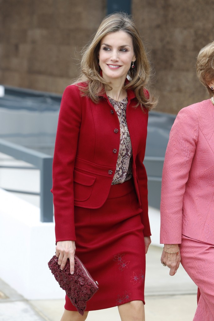 西班牙王后再次"惊艳"全场!一袭红色连衣裙抢镜,优雅又大气!