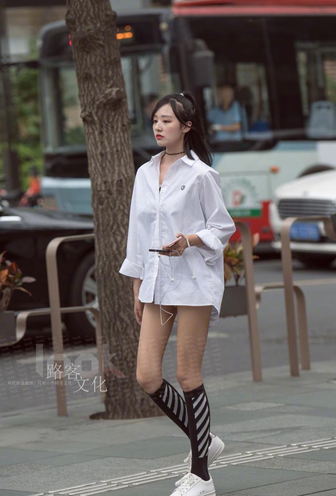 路人街拍,太古里的潮人各种风格都有,厉害的小姐姐