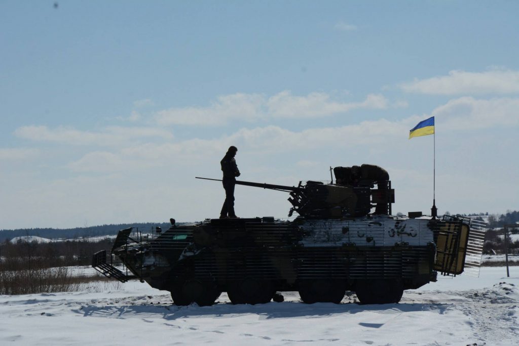 乌克兰军工艰难走出"灾难边缘":btr-4e型装甲车加强乌军力量