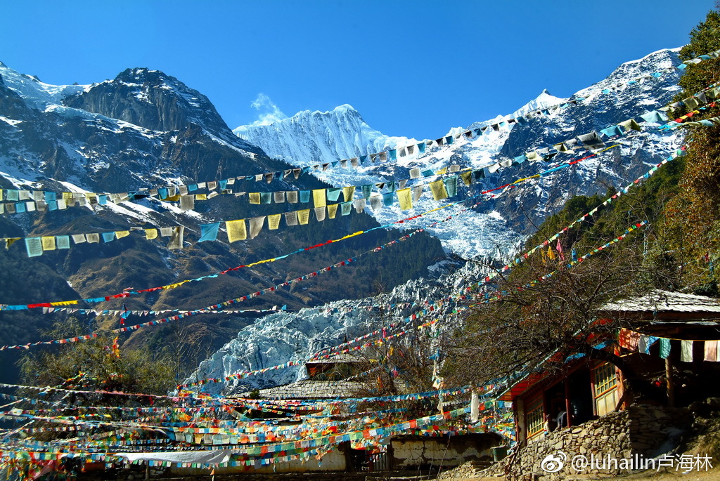 明永冰川位於梅里雪山主峰卡瓦格博腳下,冰川延著明永山谷蜿蜒而下