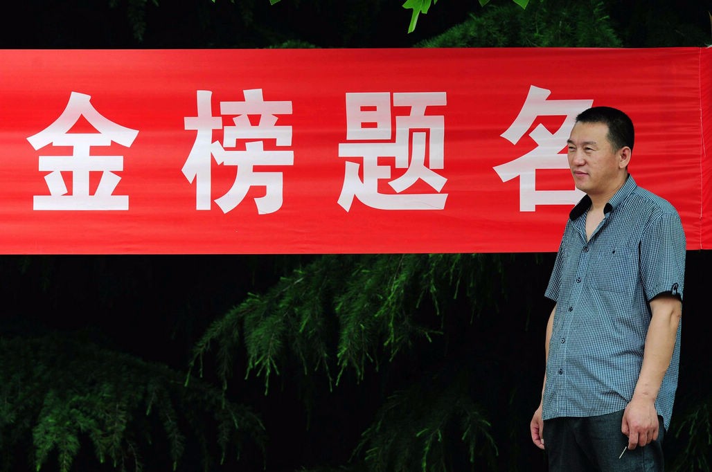 高考就要开始了 孩子们在考场内拼搏 可知考场外的家长更是焦虑