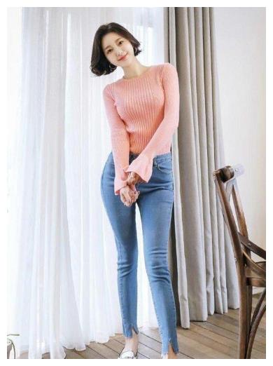 美女的身体比例很匀称尽显非常优雅的淑女味道展露十足女人味