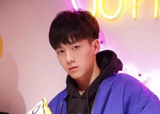 拥有百万点赞量的抖音红人洛北辰!不仅从小帅到大还写得好书法!