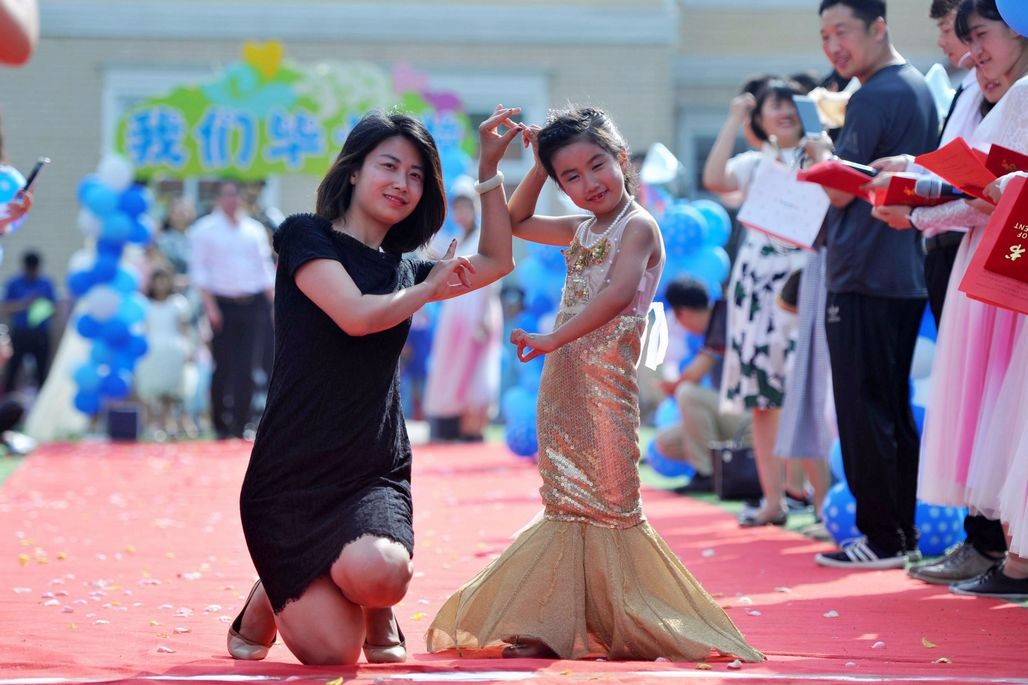 这位小妹妹的打扮是美人鱼,就是在红毯上走起路来困难点.