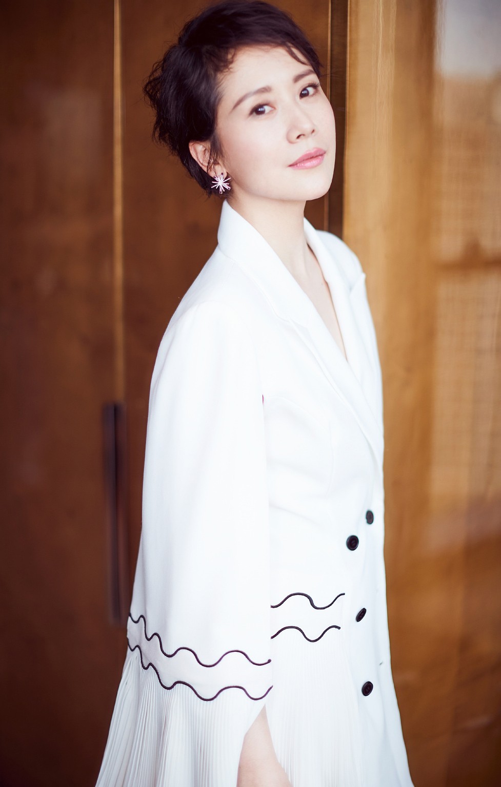 海清罕见秀性感中性风 一袭白色西装配白色透视纱裙被赞又瘦又仙