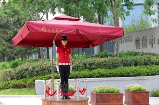 实拍高档小区美女保安: 月薪6000, 服务意识极强, 业主直呼很满意