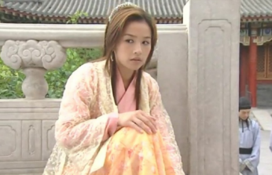 由于其表现出众,她还紧接着出演了《到阴间出差》,《戏说乾隆》