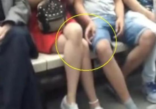 美女在地铁上睡着醒来发现被男子占便宜事后竟表示想倒追男子