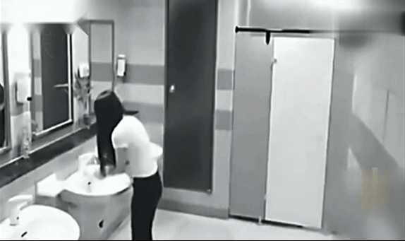 接下来监控拍下这一幕 网友: 真大胆|女厕|厕所|摄像头_新浪新闻