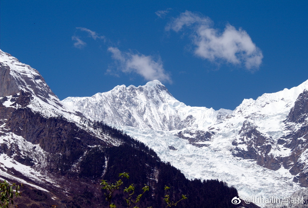 明永冰川位於梅里雪山主峰卡瓦格博脚下,冰川延著明永山谷蜿蜒而下