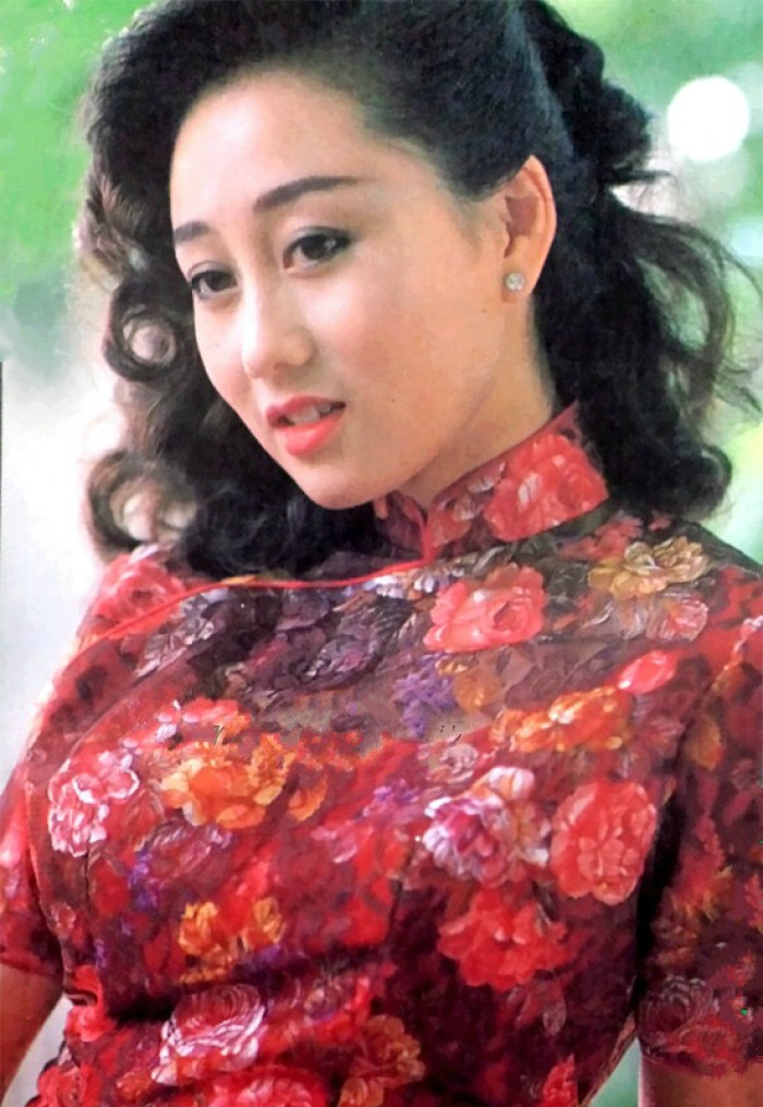 李连杰受病痛折磨光头驼背还行动不便老婆利智身材依旧性感