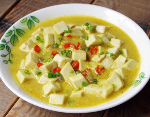 2.菜心洗净控水,大蒜切粒 3.