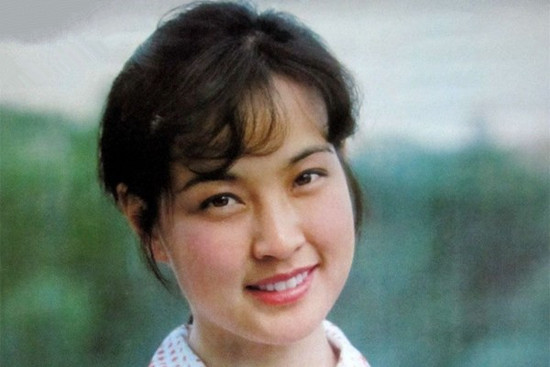 她曾获最佳女主,经历4婚6个男人,为前途打掉孩子,现63岁仍无子