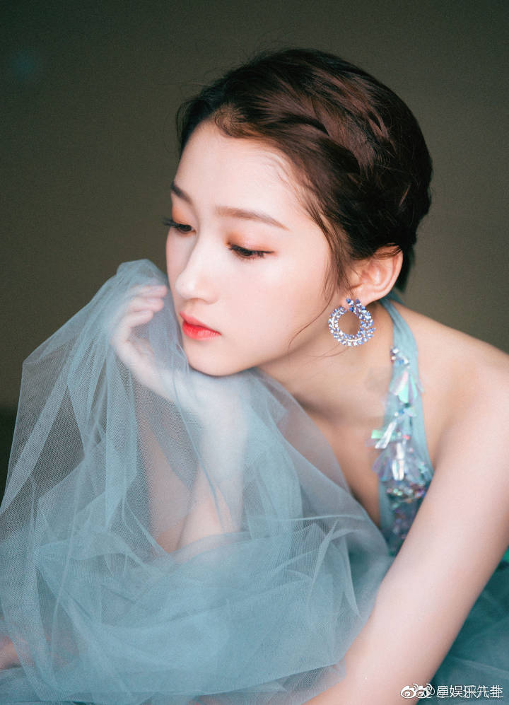 表演嘉宾关晓彤亮相闭幕式红毯,这次珊瑚蓝薄纱长裙造型很美