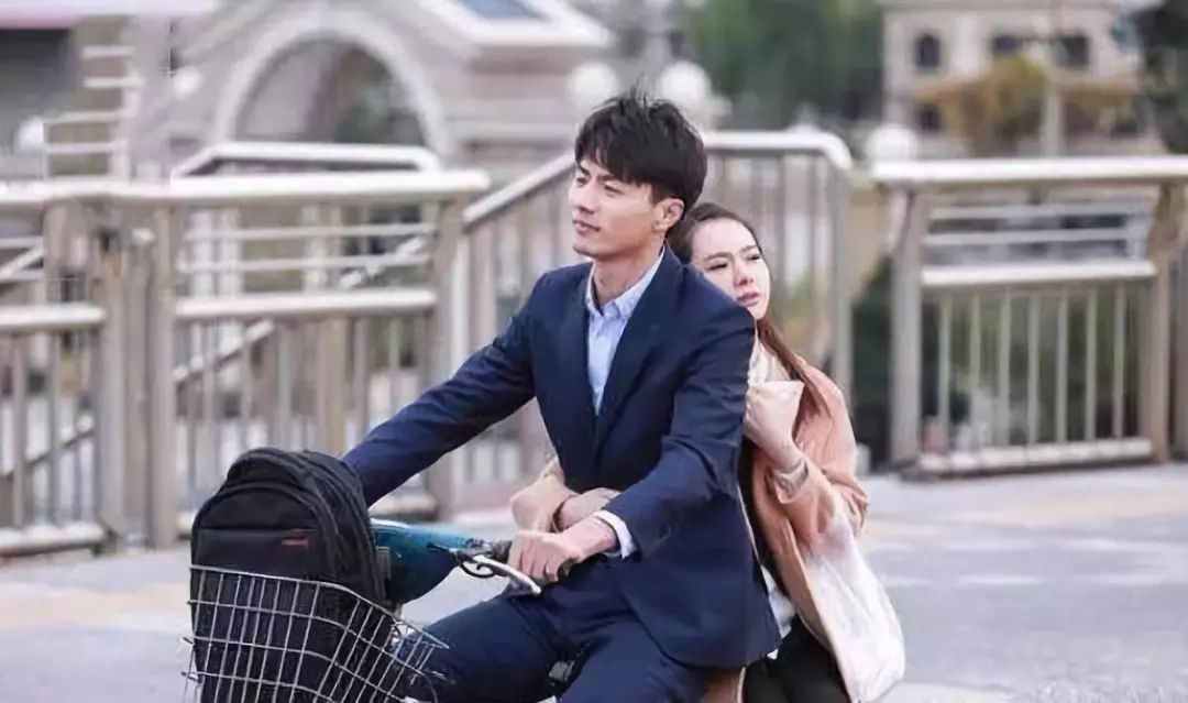 男生衣服给女生穿是不是很暧昧 男生给女生穿衣服-第2张图片-潮百科