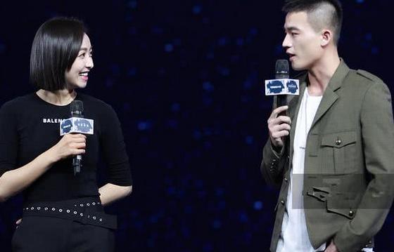 宋茜一身黑现身某活动,黑衫搭配黑裤,迷人的样子让欧豪不移视线